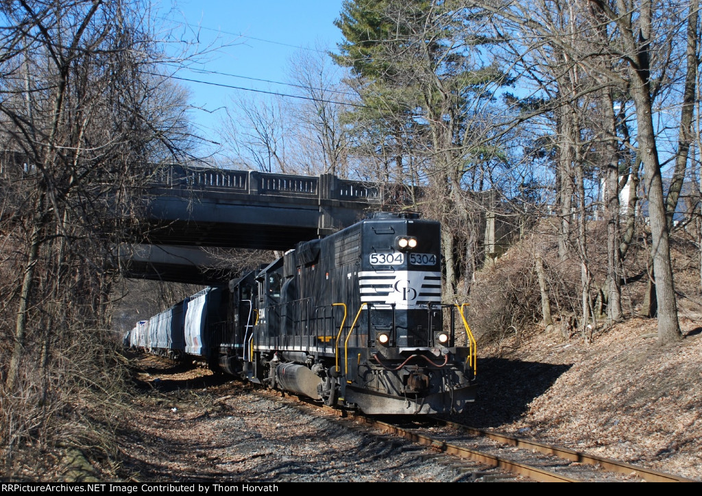 DDRV 5304 leads RP1 east beneath the Route 22 West overpass